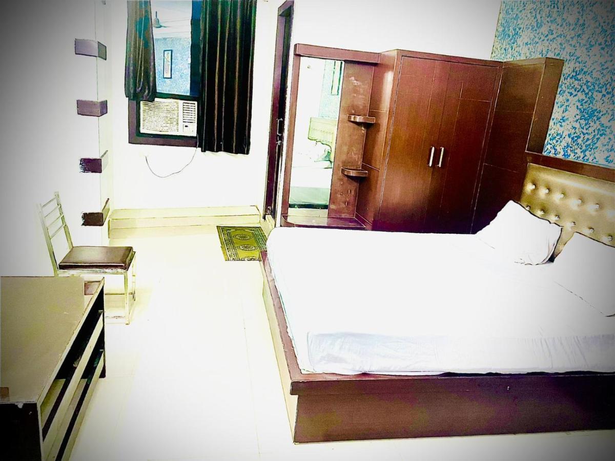 Hotel Blue Rose International, Family *