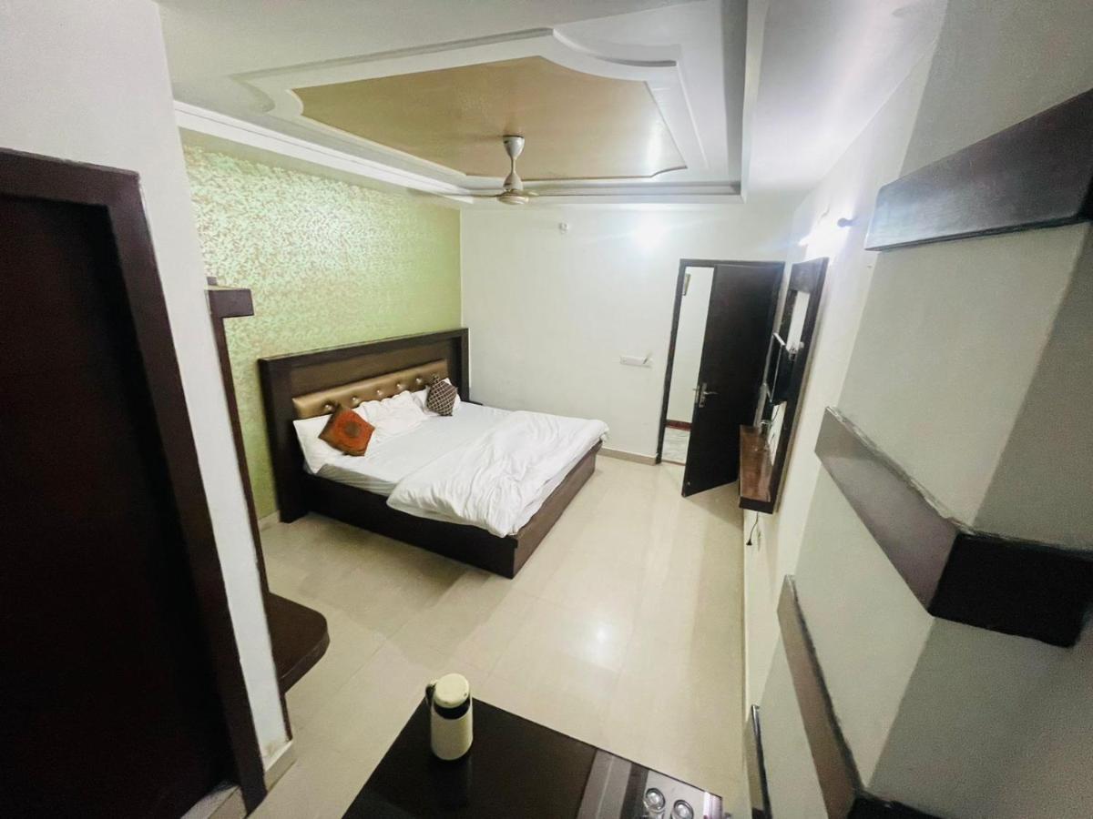 Hotel Blue Rose International, Family
