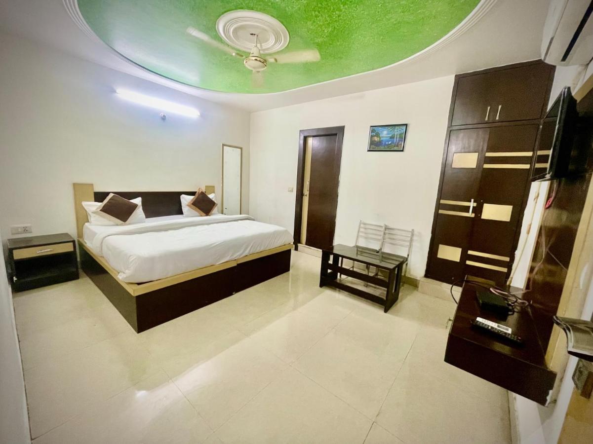 Hotel Blue Rose International, Family